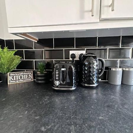 Comfy 1 Bedroom Apartment - Sleeps 2 With Free Parking! St Helens  Luaran gambar