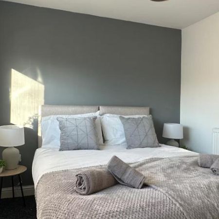 Comfy 1 Bedroom Apartment - Sleeps 2 With Free Parking! St Helens  Luaran gambar