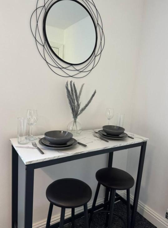 Comfy 1 Bedroom Apartment - Sleeps 2 With Free Parking! St Helens  Luaran gambar