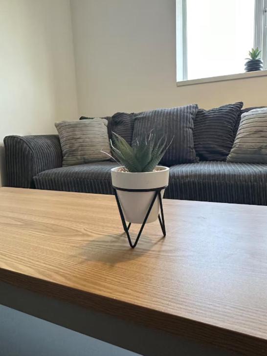 Comfy 1 Bedroom Apartment - Sleeps 2 With Free Parking! St Helens  Luaran gambar