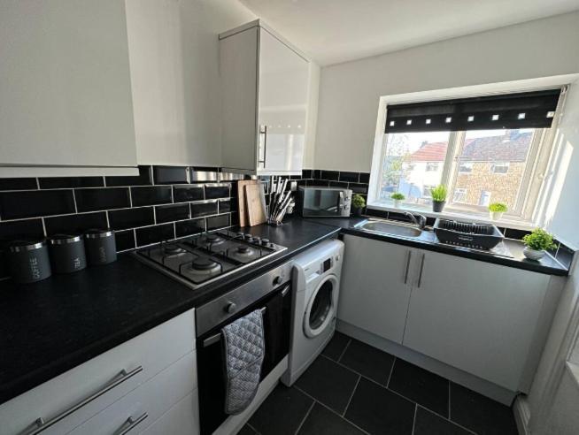 Comfy 1 Bedroom Apartment - Sleeps 2 With Free Parking! St Helens  Luaran gambar