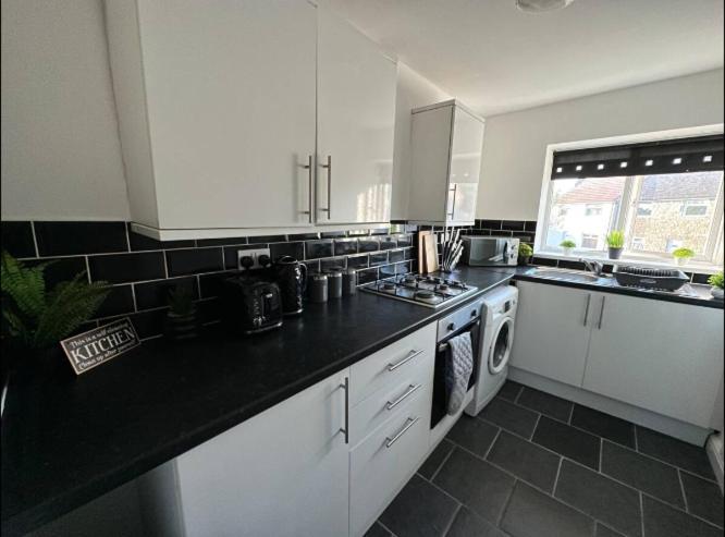 Comfy 1 Bedroom Apartment - Sleeps 2 With Free Parking! St Helens  Luaran gambar
