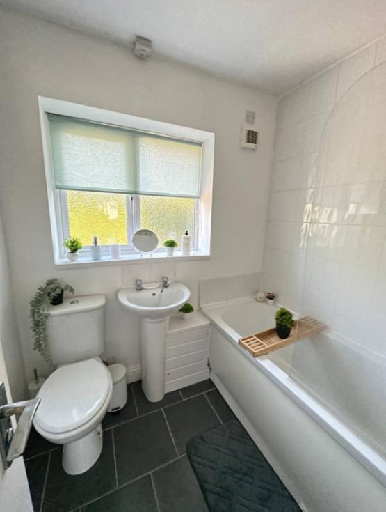 Comfy 1 Bedroom Apartment - Sleeps 2 With Free Parking! St Helens  Luaran gambar