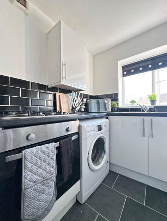 Comfy 1 Bedroom Apartment - Sleeps 2 With Free Parking! St Helens  Luaran gambar